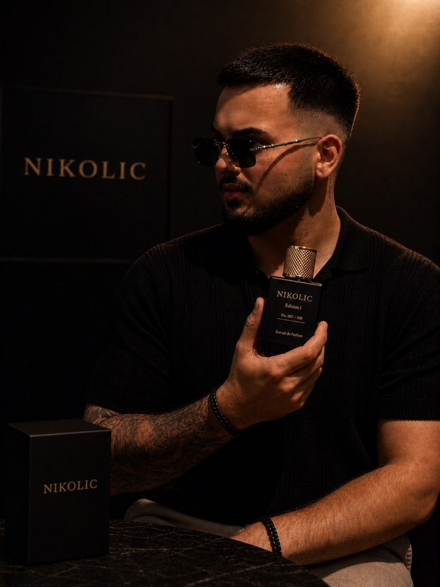 NIKOLIC — Édition I, in der Hand des Gründers